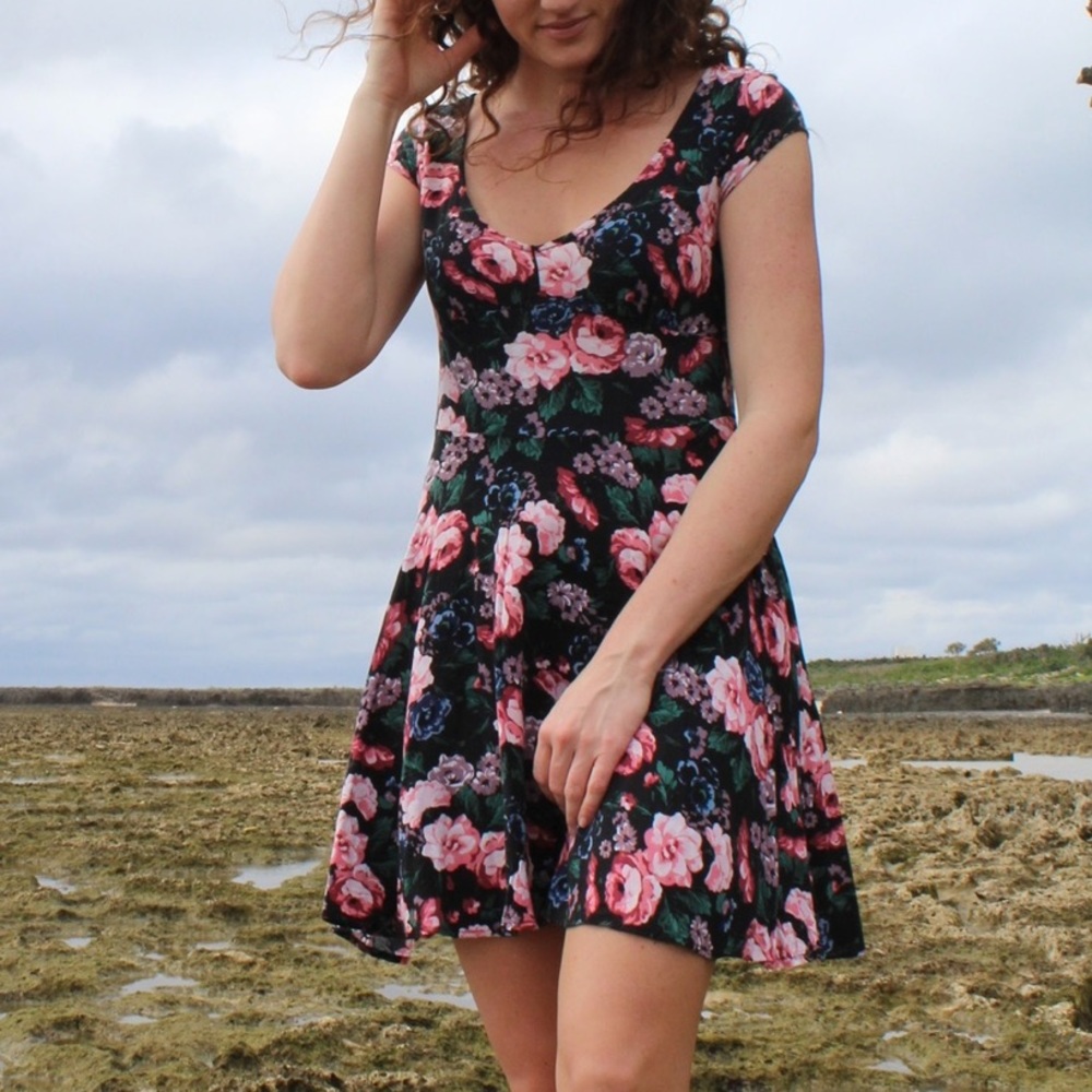 2 for $40 dresses 🌻 Cap sleeve floral mini dress